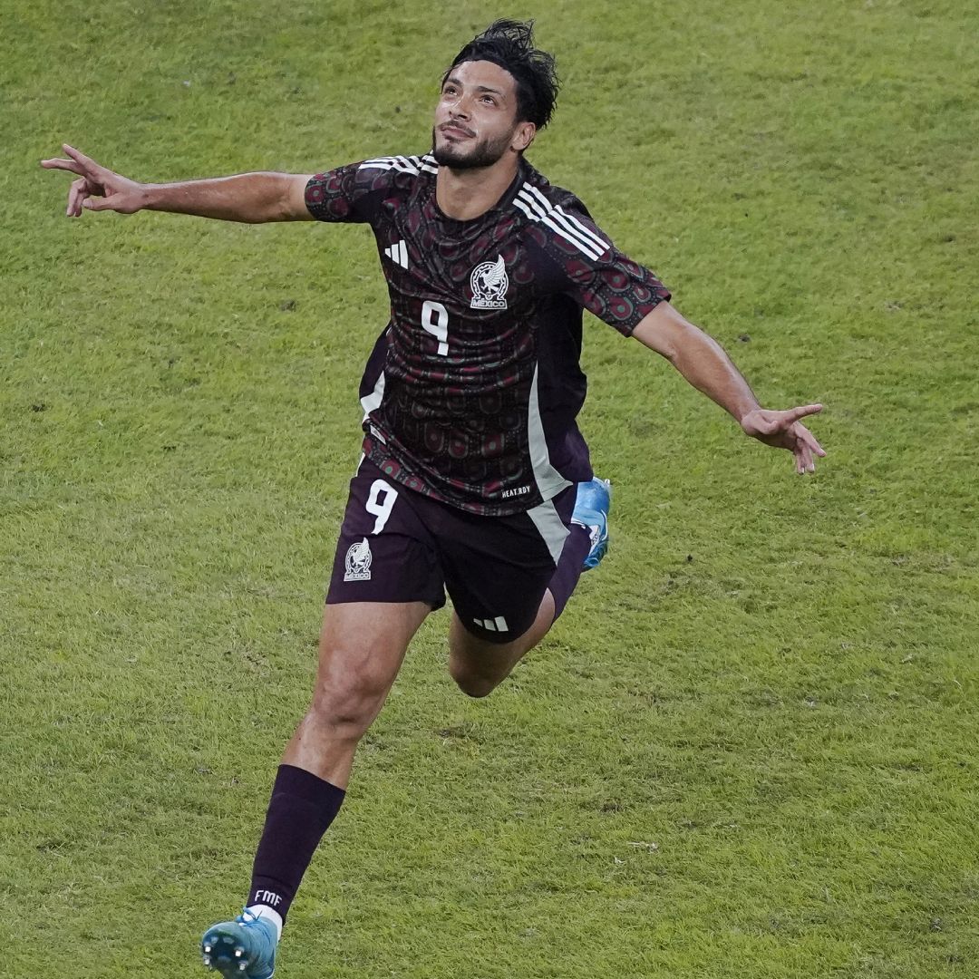 Raúl Jiménez durante un partido con la Selección Mexicana